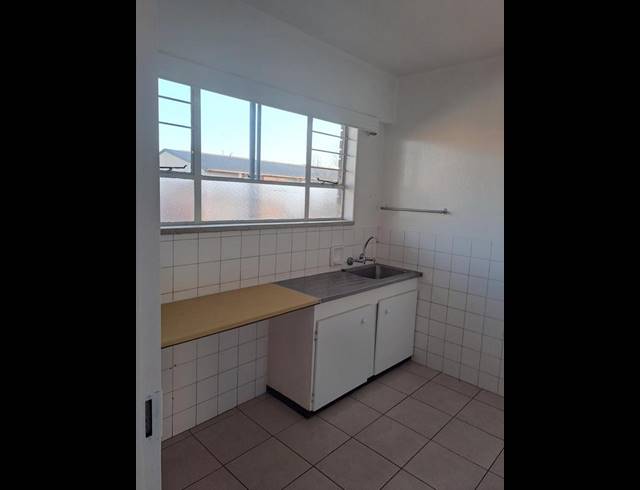 2 BEDROOM PROPERTY TO RENT IN FLORIDA LAKE